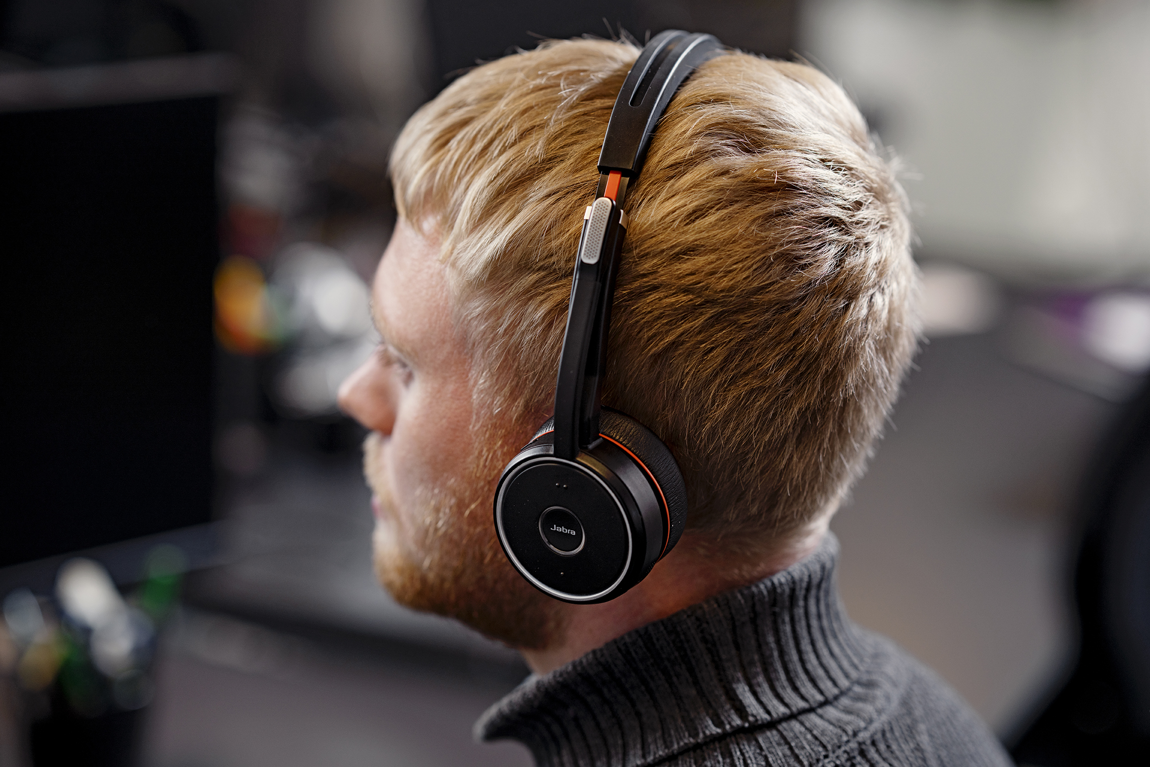 Medarbejder rådgiver over telefonen